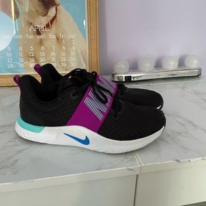 Woman’s nike black sneaker